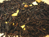 Kreation aus Schwarztee und Orangenstücken