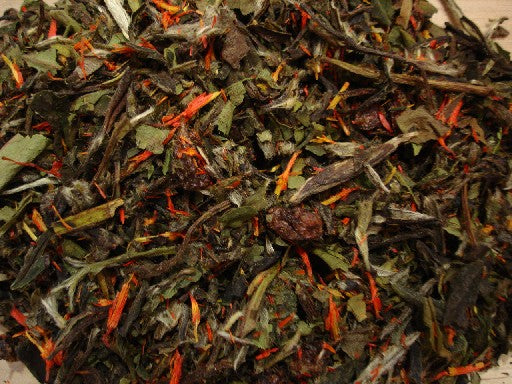 Weißer Tee Pai Mu Tan wurde kunstvoll mit Sanddornbeeren und Saflorblüten aromatisiert