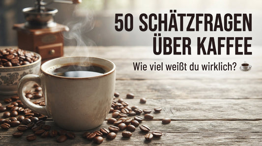 50 Schätzfragen über Kaffee mit Kaffeetasse und gerösteten Kaffeebohnen