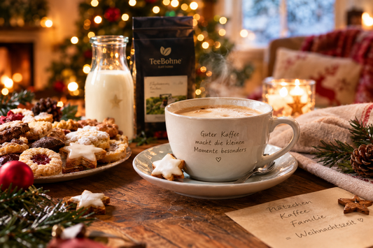 Weihnachtskaffee mit Plätzchen und Milch in gemütlicher Weihnachtsstimmung bei TeeBohne