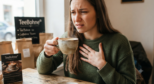 Magenfreundlicher Kaffee bei Sodbrennen – Frau hält Tasse in der linken Hand und fasst sich mit der rechten Hand an die schmerzende Brust