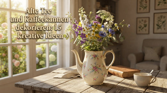 Eine edle Porzellankanne mit Blumenmuster gefüllt mit Wiesenblumen auf einem Holztisch am Fenster, passend zum Beitrag über kreative Deko-Ideen mit alten Tee- und Kaffeekannen