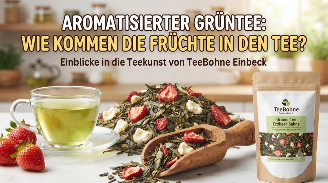 Nahaufnahme von losem Sencha-Grüntee mit Erdbeeren und Sahne-Stückchen neben einer Teetüte von TeeBohne Einbeck, mit dem Titeltext 'Aromatisierter Grüntee: Wie kommen die Früchte in den Tee?'