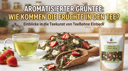 Nahaufnahme von losem Sencha-Grüntee mit Erdbeeren und Sahne-Stückchen neben einer Teetüte von TeeBohne Einbeck, mit dem Titeltext 'Aromatisierter Grüntee: Wie kommen die Früchte in den Tee?'
