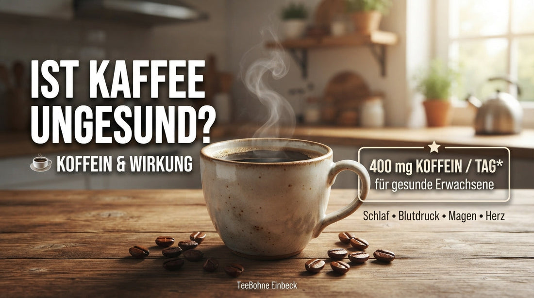 „Blog-Thumbnail von TeeBohne Einbeck mit der Frage: 'Ist Kaffee ungesund?' und der Info: '400 mg Koffein / Tag*'. Zeigt eine dampfende Tasse Kaffee und Bohnen auf Holz.“