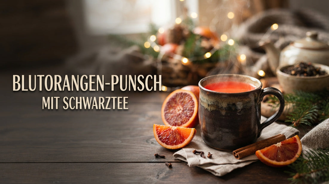 Blutorangen-Punsch mit Schwarztee, Zimt und Orangenscheibe in einer Tasse