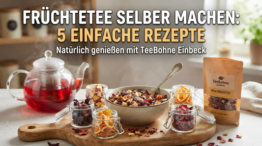 Verschiedene Gläser mit getrockneten Früchten und eine Schüssel mit einer DIY-Teemischung sowie eine Teetüte von TeeBohne Einbeck auf einem Holzbrett in einer Küche