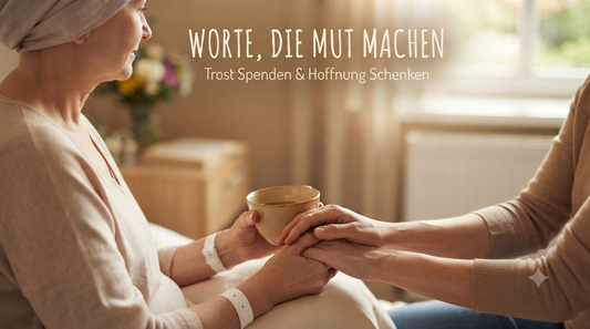 Zwei Personen halten sich tröstend an den Händen, während eine davon eine Teetasse hält, passend zum Artikel über Genesungswünsche bei Krebs