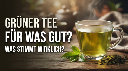 Grüner Tee in einer Tasse mit Teeblättern – Inhaltsstoffe und mögliche Wirkungen im Überblick