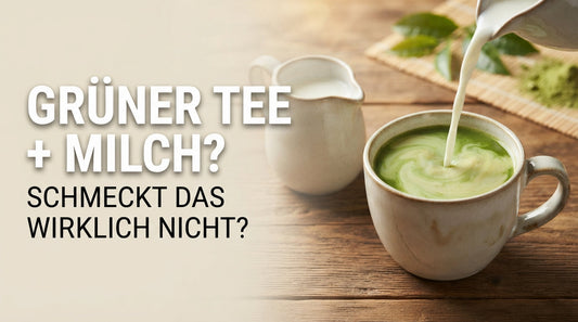 Grüner Tee mit Milch in einer Tasse neben einem Milchkännchen – überraschende Kombination aus Grüntee und Milch