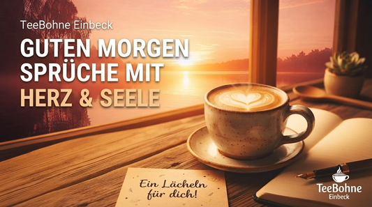 Gemütlicher Arbeitsplatz mit einer Tasse Kaffee mit Herz-Latte-Art, einem Notizbuch und einer Karte mit der Aufschrift „Ein Lächeln für dich!“ vor einem Fenster mit Blick auf einen warmen Sonnenaufgang über einem See, im Stil von TeeBohne Einbeck