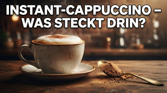 Tasse Instant-Cappuccino mit cremigem Milchschaum und Cappuccino-Pulver