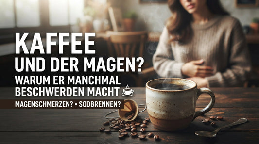 Ratgeber-Titelbild zum Thema Kaffee und Magenprobleme: Eine Tasse heißer, frisch gebrühender Kaffee auf einem Holztisch mit Kaffeebohnen und einer Person im Hintergrund mit leichten Bauchbeschwerden