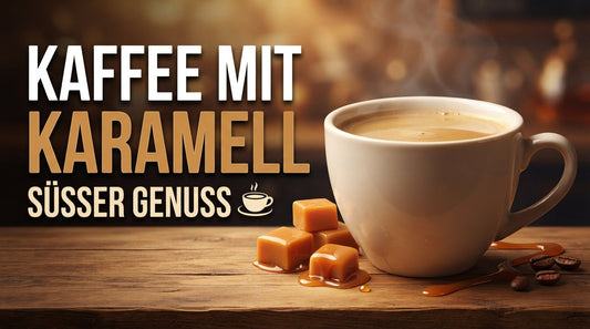 Kaffee mit Karamell-Aroma in einer Tasse mit Karamellstücken und Kaffeebohnen