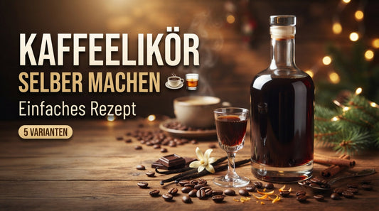 Hochwertiges Blog-Thumbnail von TeeBohne im Querformat für das Rezept 'Kaffeelikör selber machen'. Die winterliche Food-Fotografie zeigt eine Flasche Kaffeelikör, ein kleines Glas, Kaffeebohnen, Schokolade, Vanille und Zimt auf einem Holztisch