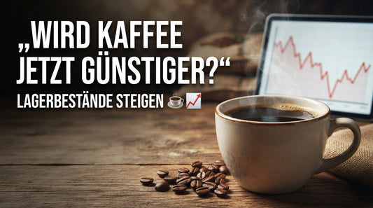 Kaffeetasse mit Kaffeebohnen und Börsenkurs zum aktuellen Kaffeepreis 2026 – steigende Lagerbestände
