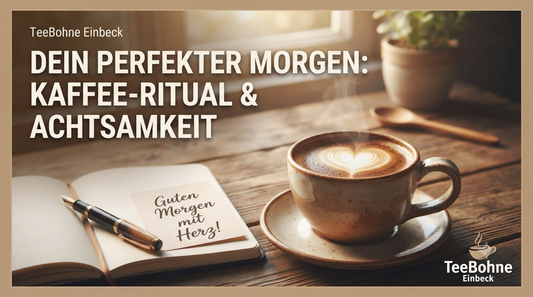 Tasse mit dampfendem Kaffee und Herz-Latte-Art, Notizbuch mit Stift und Grußkarte auf einem Holztisch am Morgen mit sanftem Licht