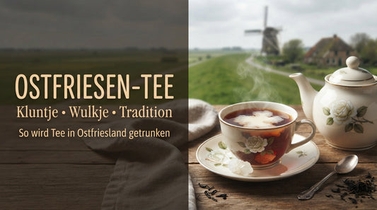 Ostfriesische Teezeremonie  mit Teetasse mit weißem Rosendekor, Kluntje, Sahneschicht („Wulkje“), Teekanne