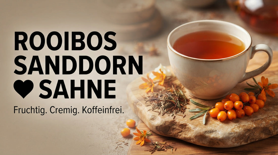Rooibos-Tee mit frischen Sanddornbeeren, getrockneten Rooibos-Blättern und cremigen Akzenten auf einem Holz- und Natursteinuntergrund, beschriftet mit ‚ROOIBOS SANDDORN ♥ SAHNE