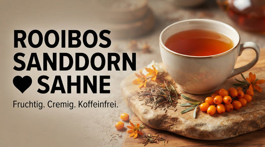 Rooibos-Tee mit frischen Sanddornbeeren, getrockneten Rooibos-Blättern und cremigen Akzenten auf einem Holz- und Natursteinuntergrund, beschriftet mit ‚ROOIBOS SANDDORN ♥ SAHNE