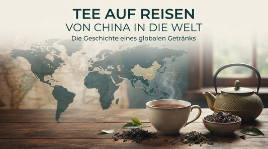 Hochwertiges Thumbnail titel „TEE AUF REISEN – Von China in die Welt“ Teetasse, Teekanne und Teeblättern auf Holztisch eine dezente Weltkarte