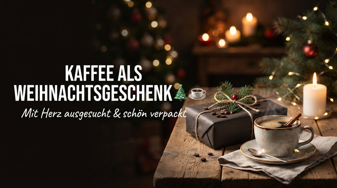 Festlich verpacktes Kaffeegeschenk und eine Tasse frisch gebrühter Kaffee auf einem Holz Tisch mit warmer, gemütlicher Weihnachtsbeleuchtung und dem Text ‚KAFFEE ALS WEIHNACHTSGESCHENK – Mit Herz ausgesucht & schön verpackt