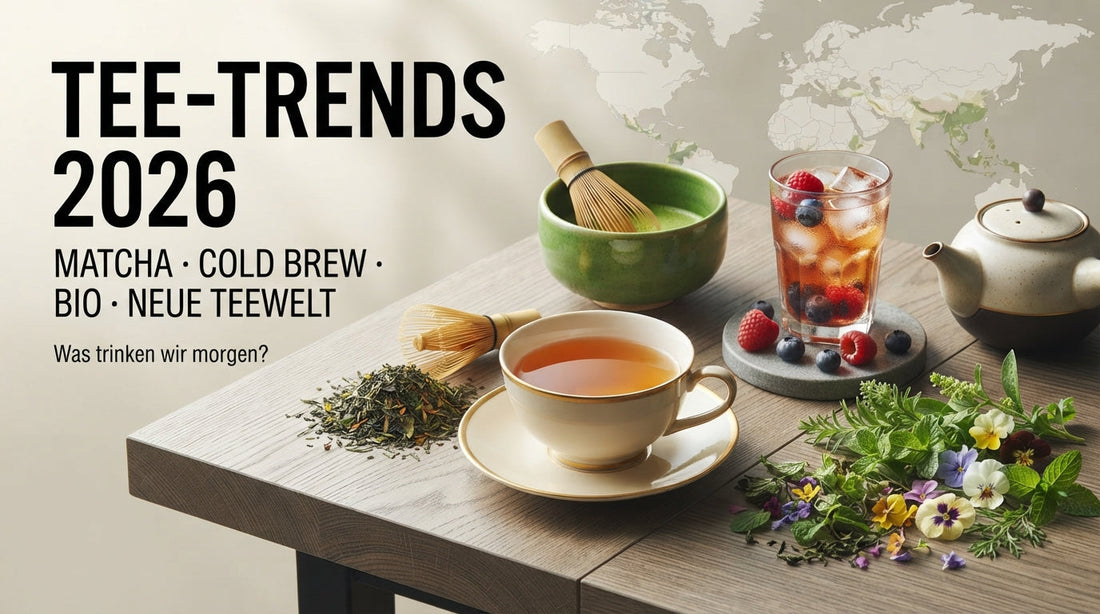'Tee-Trends 2026'. Food-Foto mit Tasse Tee, Matcha-Set, Cold Brew mit Früchten, losen Blättern und Kräutern auf Holz. Text: 'TEE-TRENDS 2026 · MATCHA · COLD BREW · BIO'.