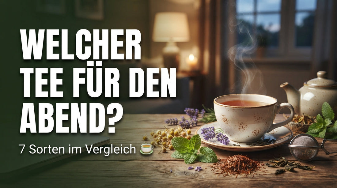 TeeBohne Blog-Thumbnail mit dem Titel ‚Welcher Tee für den Abend? – 7 Sorten im Vergleich‘. Die Grafik zeigt eine gemütliche, dampfende Teetasse mit Kamille, Melisse und Lavendel auf einem Holztisch vor einer warmen Wohnzimmer-Abendatmosphäre