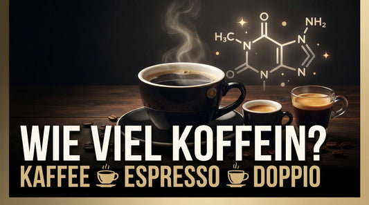 Wie viel Koffein hat Kaffee?'. Auf einer dunklen Holzoberfläche stehen im Vordergrund eine große, dampfende Tasse schwarzer Filterkaffee, daneben ein klassischer Espresso und ein Espresso Doppio.