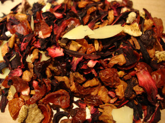 Weihnachtsfrüchtetee – Winterlicher Früchtetee mit Zimt, Mandeln & Rosenblüten