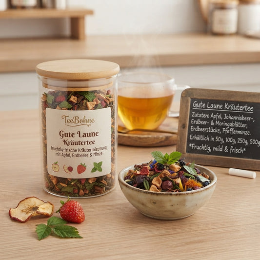 Gute Laune Kräutertee mit Apfel, Erdbeere, Johannisbeerblättern, Moringa & Pfefferminze. Fruchtig-frischer, koffeinfreier loser Tee in 50–500 g. TeeBohne