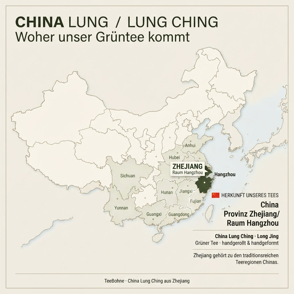 Professionelle Infografik-Karte von China im Editorial-Design für den Tee-Fachhandel TeeBohne: Die Provinz Zhejiang an der Ostküste ist als Herkunftsregion für den Tee „China Lung Ching“ prominent hervorgehoben, während weitere Anbaugebiete dezent markiert sind. Ein Informationskasten rechts erläutert die Herkunft und Besonderheiten des handgerollten Grüntees
