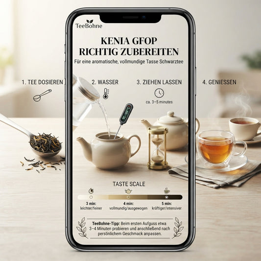 `Zubereitungsinfografik von TeeBohne für Kenia GFOP Schwarztee. Die Grafik zeigt in vier klaren Schritten die Dosierung, die Wassertemperatur (95–100 °C), die Ziehzeit (3–5 Minuten) und den Genuss des Tees. Eine ergänzende Geschmacksskala veranschaulicht, wie sich der Geschmack je nach Ziehzeit von leicht über ausgewogen bis kräftig entwickelt, inklusive eines persönlichen Tipps zur individuellen Anpassung.